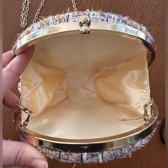 ๐  Round multicolor woolen fabric small crossbody handbag with gold chain - Picture 4 of 5